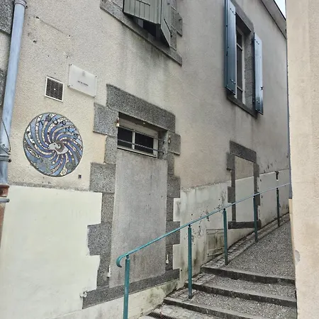 Maison Chaleureuse Et Calme Avec Parking A Pouzauges بيت للعطل